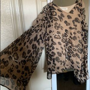 Cold shoulder leopard top